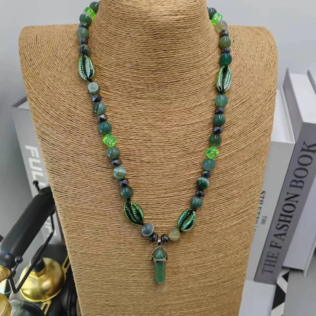 Green Crystal Glass Bead Necklace. 